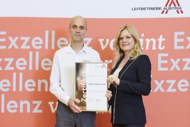 Zertifikat Headerbild mit Johannes Kunschert (GEKKO-Geschäftsführer) und Monica Rintersbacher (Geschäftsführerin Leitbetriebe Austria) 