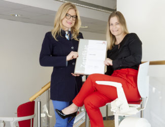 Zertifikat Headerbild mit Monica Rintersbacher (Geschäftsführerin Leitbetriebe Austria) und Katja Samadian (Leitung Vertrieb Lifta)