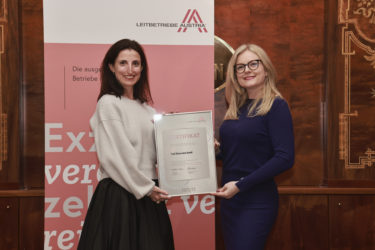 Zertifikat Headerbild mit Agatha Kalandra (Partnerin PwC) und Monica Rintersbacher (Geschäftsführerin Leitbetriebe Austria)