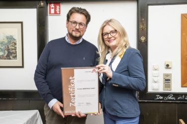 Zertifikat Headerbild mit Augustin Scheer (Geschäftsführer K.E.M.) und Monica Rintersbacher (Geschäftsführerin Leitbetriebe Austria)