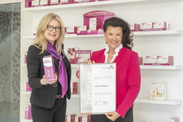 Zertifikat Headerbild mit Monica Rintersbacher (Geschäftsführerin Leitbetriebe Austria) überreicht bei einem Besuch in der Firmenzentrale das Zertifikat an Anita Frauwallner (Firmengründerin und CEO Institut AllergoSan)