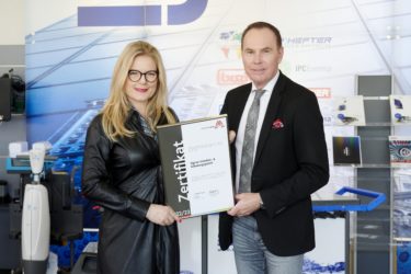 Zertifikat Headerbild mit Monica Rintersbacher (Geschäftsführerin Leitbetriebe Austria) überreicht Gerhard Komarek (Geschäftsführer Sigron) das Zertifikat