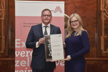 Zertifikat Headerbild mit Wolfgang Kaps (Geschäftsführer Sanofi) und Monica Rintersbacher (Geschäftsführerin Leitbetriebe Austria)
