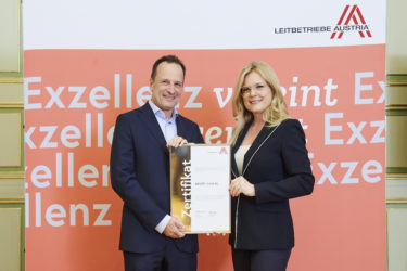 Zertifikat Headerbild mit Martin Lachout (Geschäftsführer ARCOTEL Hotel AG) und Monica Rintersbacher (Geschäftsführerin Leitbetriebe Austria)