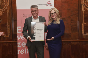 Zertifikat Headerbild mit Werner Pillwein (IFMS Geschäftsführer) und Monica Rintersbacher (Geschäftsführerin Leitbetriebe Austria)