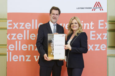 Zertifikat Headerbild mit Andreas Zakostelsky (VBV Generaldirektor) und Monica Rintersbacher (Geschäftsführerin Leitbetriebe Austria)