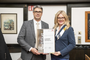 Zertifikat Headerbild mit Markus Fuchsbichler (Geschäftsführer ace Apparatebau) und Monica Rintersbacher (Geschäftsführerin Leitbetriebe Austria) 