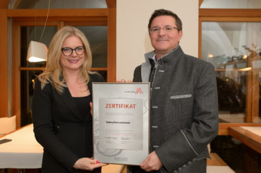 Zertifikat Headerbild mit Monica Rintersbacher (Geschäftsführerin Leitbetriebe Austria) überreicht das Zertifikat an Franco Mühlgrabner (Geschäftsführer Eisberg Österreich)