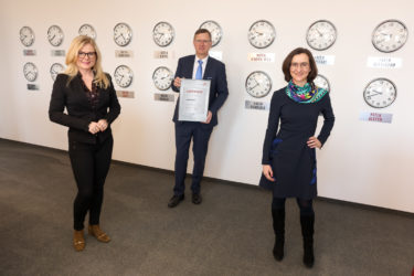 Zertifikat Headerbild mit Monica Rintersbacher (Geschäftsführerin Leitbetriebe Austria), Fritz Lehr und Doris Pulker-Rohrhofer (beide Geschäftsführer Hafen Wien)