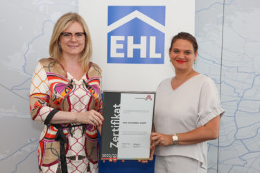 Zertifikat Headerbild mit Monica Rintersbacher (Geschäftsführerin Leitbetriebe Austria) und Andrea Dissauer (Prokuristin)
