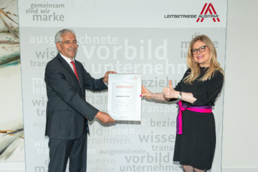 Zertifikat Headerbild mit Thomas Karall (kaufmännischer Vorstand APG) und Monica Rintersbacher (Geschäftsführerin Leitbetriebe Austria)