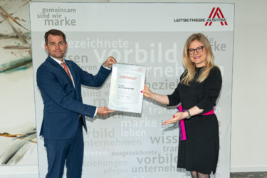 Zertifikat Headerbild mit Christian Brunner (Geschäftsführer Berndorf) und Monica Rintersbacher (Geschäftsführerin Leitbetriebe Austria)