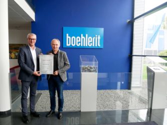 Zertifikat Headerbild mit Franz Haigl (Repräsentant Leitbetriebe Austria) überreicht das Zertifikat an Johann Werl (Geschäftsführer Boehlerit)