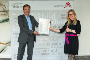 Zertifikat Headerbild mit Andreas Ridder (Managing Director Austria & CEE CBRE) und Monica Rintersbacher (Geschäftsführerin Leitbetriebe Austria)