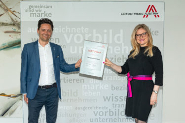 Zertifikat Headerbild mit Arno Baldauf (Head of Marketing and Sales CWS Hygiene Österreich) und Monica Rintersbacher (Geschäftsführerin Leitbetriebe Austria)
