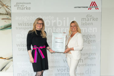 Zertifikat Headerbild mit Monica Rintersbacher (Geschäftsführerin Leitbetriebe Austria) und Claudia Franziska Kogler (Verkauf Österreich/Südtirol Europlast)
