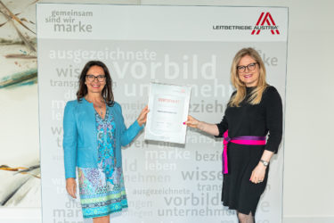 Zertifikat Headerbild mit Margit Leidinger (Geschäftsführerin Finalit) und Monica Rintersbacher (Geschäftsführerin Leitbetriebe Austria)