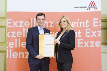 Zertifikat Headerbild mit Josef Scheidl (Geschäftsführer von Brantner Österreich) und Monica Rintersbacher (Geschäftsführerin Leitbetriebe Austria)