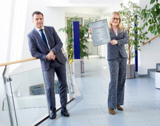 Zertifikat Headerbild mit Erich Steinreiber (CEO ISS Österreich), Monica Rintersbacher (Geschäftsführerin Leitbetriebe Austria)