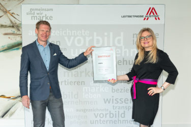 Zertifikat Headerbild mit Philipp Pfaller (Geschäftsführer LimeSoda) und Monica Rintersbacher (Geschäftsführerin Leitbetriebe Austria)