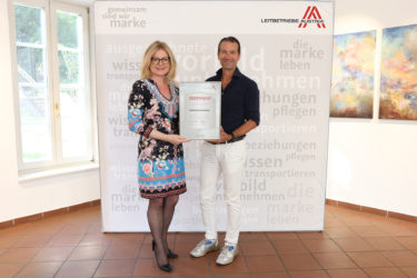 Zertifikat Headerbild mit Monica Rintersbacher (Geschäftsführerin Leitbetriebe Austria), Oliver Krizek (Geschäftsführer NAVAX Unternehmensgruppe)