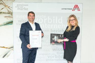 Zertifikat Headerbild mit Thomas Lutzky (Geschäftsführer Phoenix Contact) und Monica Rintersbacher (Geschäftsführerin Leitbetriebe Austria)
