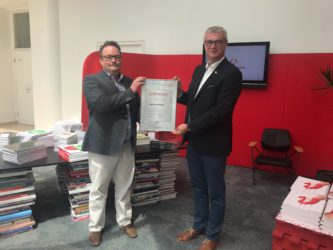 Zertifikat Headerbild mit Martin Wlacil (Geschäftsführer Print Alliance) und Franz Haigl (Repräsentant Leitbetriebe Austria)