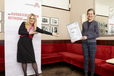 Zertifikat Headerbild mit Monica Rintersbacher (Geschäftsführerin Leitbetriebe Austria) und Irmgard Querfeld (Geschäftsführerin)