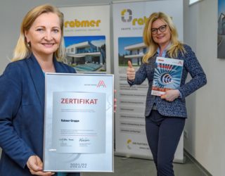 Zertifikat Headerbild mit Ulrike Rabmer-Koller (Geschäftsführerin Rabmer Gruppe) und Monica Rintersbacher (Geschäftsführerin Leitbetriebe Austria)