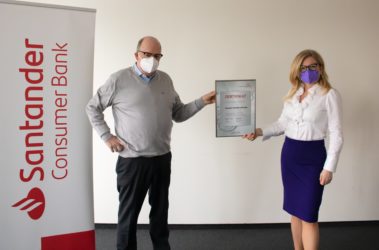 Zertifikat Headerbild mit Olaf Peter Poenisch (CEO Santander Consumer Bank) und Monica Rintersbacher (Geschäftsführerin Leitbetriebe Austria)