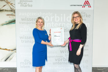 Zertifikat Headerbild mit Ursula Simacek (CEO SIMACEK Facility Management) bei der Zertifikatsüberreichung mit Monica Rintersbacher (Geschäftsführerin Leitbetriebe Austria)