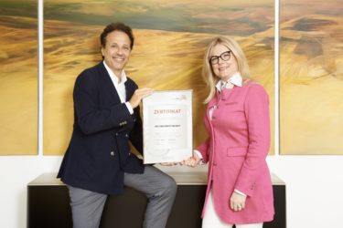Zertifikat Headerbild mit Thomas Rathammer (Eigentümer und CEO SOFTCOM CONSULTING) und Monica Rintersbacher (Geschäftsführerin Leitbetriebe Austria)