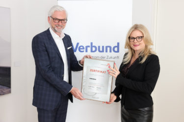 Zertifikat Headerbild mit Michael Strugl, Vorstandsvorsitzender VERBUND AG und Monica Rintersbacher, Geschäftsführerin Leitbetriebe Austria