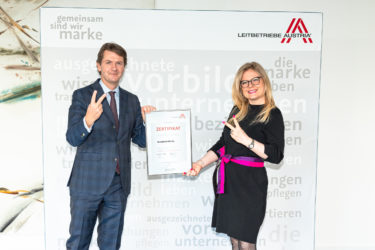 Zertifikat Headerbild mit DI Gerald Fleischmann (Generaldirektor der VOLKSBANK WIEN AG) und Monica Rintersbacher (Geschäftsführerin Leitbetriebe Austria)