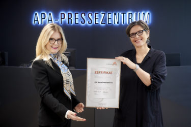 Zertifikat Headerbild mit Monica Rintersbacher (Geschäftsführerin Leitbetriebe Austria) und Karin Thiller (Geschäftsführerin APA)