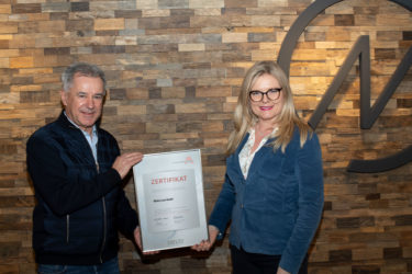 Zertifikat Headerbild mit Fritz Eiber (Geschäftsführer Molto Luce) und Monica Rintersbacher (Geschäftsführerin Leitbetriebe Austria)