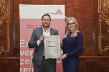 Zertifikat Headerbild mit Oliver Beschkowitz (Geschäftsführer SEW-EURODRIVE) und Monica Rintersbacher (Geschäftsführerin Leitbetriebe Austria)