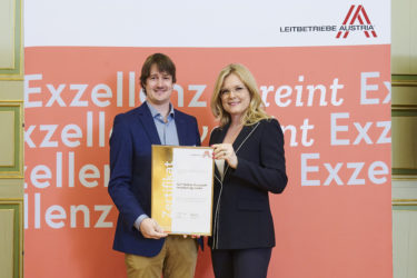 Zertifikat Headerbild mit Andreas Wallner (Wallner Pool-Geschäftsführer) und Monica Rintersbacher (Leitbetriebe Austria Geschäftsführerin)