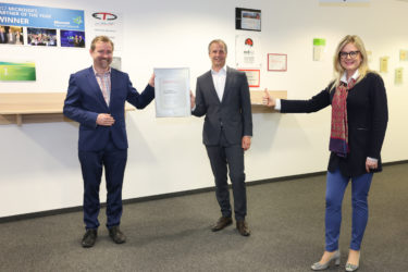 Zertifikat Headerbild mit Christoph Becker und Michael Swoboda (beide Geschäftsführer ETC) und Monica Rintersbacher (GF Leitbetriebe Austria)