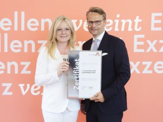 Zertifikat Headerbild mit Monica Rintersbacher (Geschäftsführerin Leitbetriebe Austria) und Stefan Chalupnik (Geschäftsführer) 
