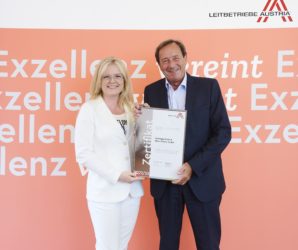Zertifikat Headerbild mit Monica Rintersbacher (Geschäftsführerin Leitbetriebe Austria) und Walter Weilinger (Senior Solution Specialist Railway & Infrastructure) 