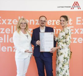 Zertifikat Headerbild mit Monica Rintersbacher (Geschäftsführerin Leitbetriebe Austria), Jan Balgemann (Head of Professional Services Austria) und Judith Bräuer (Team Lead Sales Austria) 