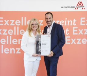 Zertifikat Headerbild mit Monica Rintersbacher (Geschäftsführerin Leitbetriebe Austria) und Hermann Niessler (General Manager Austria)