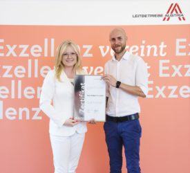 Zertifikat Headerbild mit Monica Rintersbacher (Geschäftsführerin Leitbetriebe Austria) und Johannes Götz (Qualitätsmanagement, Standortleitung Wien)