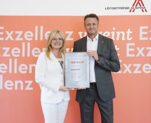 Zertifikat Headerbild mit Monica Rintersbacher (Geschäftsführerin Leitbetriebe Austria) und Thomas Peklar (National Director Overland Austria)
