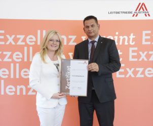 Zertifikat Headerbild mit Monica Rintersbacher (Geschäftsführerin Leitbetriebe Austria) und Christoph Pongratz (Leiter Marketing & Kommunikation) 