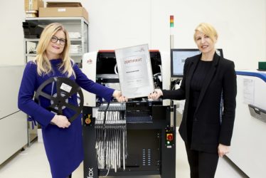 Zertifikat Headerbild mit Monica Rintersbacher (GF Leitbetriebe Austria) und Ulrike Haslauer (Geschäftsführerin compact electric GmbH)