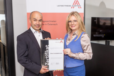 Zertifikat Headerbild mit Franz Lettner (Geschäftsleitung Birner), Monica Rintersbacher (Geschäftsführerin Leitbetriebe Austria)