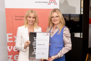 Zertifikat Headerbild mit Monica Rintersbacher (Geschäftsführerin Leitbetriebe Austria) überreicht Ina Bauer (Geschäftsführerin MediaShop) das Zertifikat