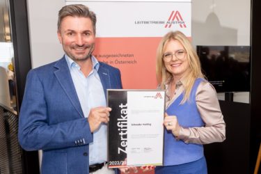 Zertifikat Headerbild mit Monica Rintersbacher (Geschäftsführerin Leitbetriebe Austria) mit Dieter Schneider (Geschäftsführer Schneider Holding) 